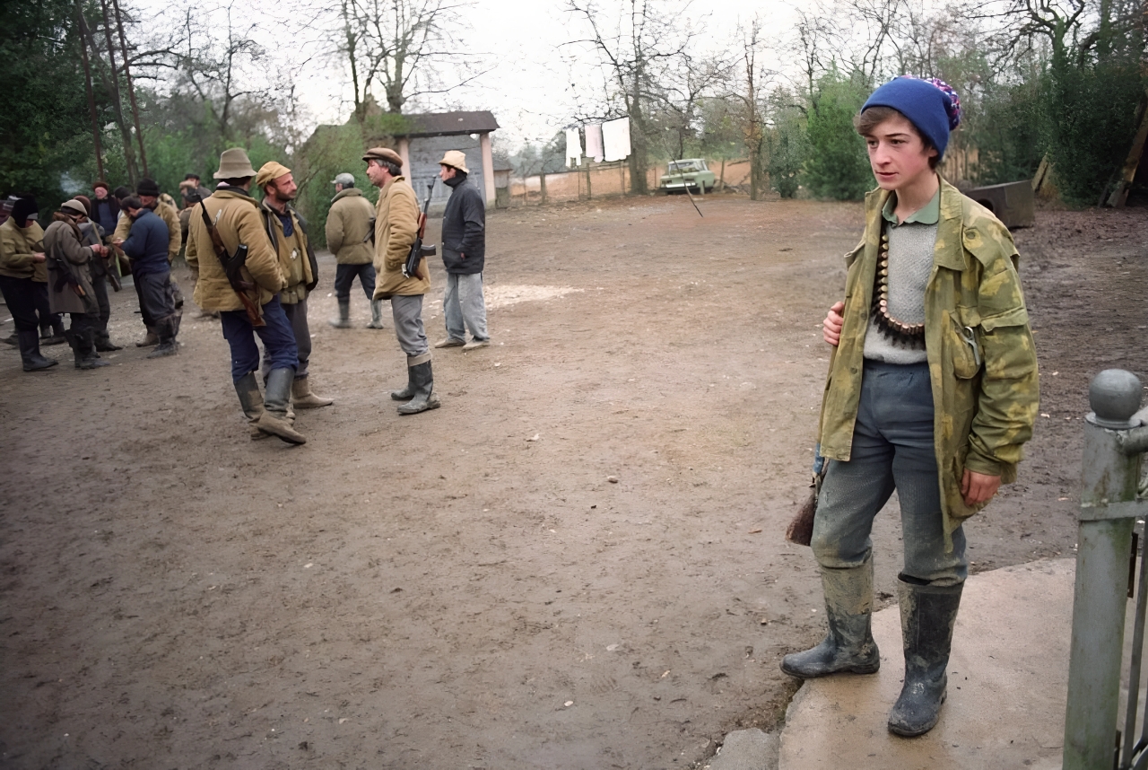 Abkhazian fighters block the road Sukhum-Batumi. December 19, 1992. Abkhazian fighters block the road Sukhum-Batumi. December 19, 1992.