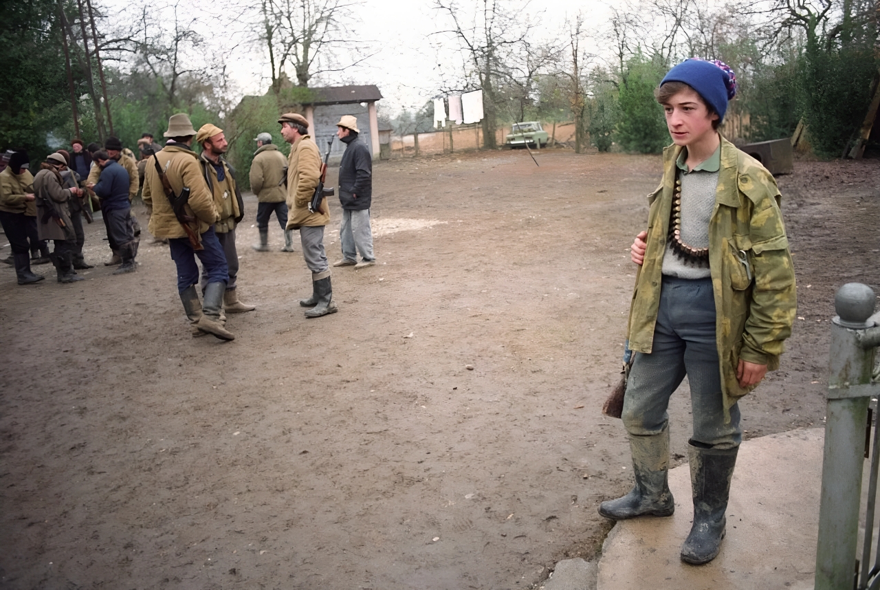 Abkhazian fighters block the road Sukhum-Batumi. December 19, 1992.